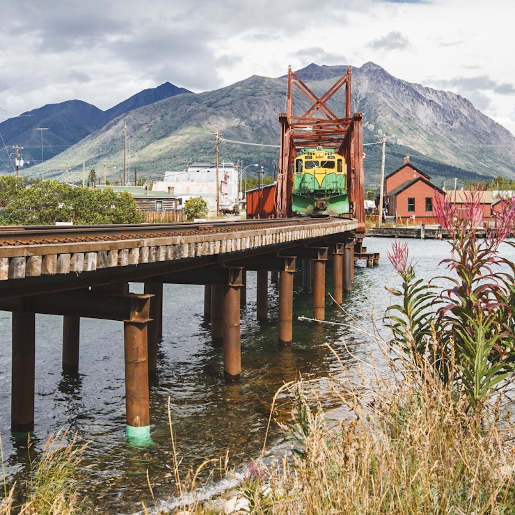 Trein op brug in Carcross, Yukon - White Pass, Skagway Alaska